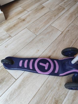 Patinete infantil con casco