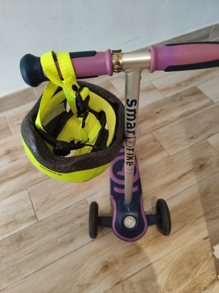 Patinete infantil con casco