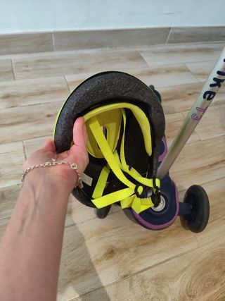 Patinete infantil con casco