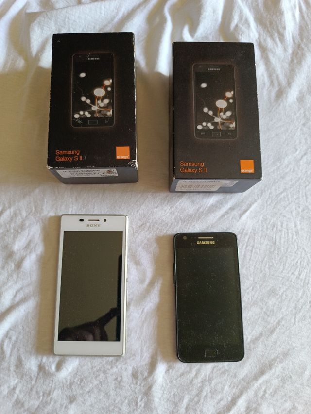 2 Smartphones: Samsung Galaxy S II + Sony Xperia.