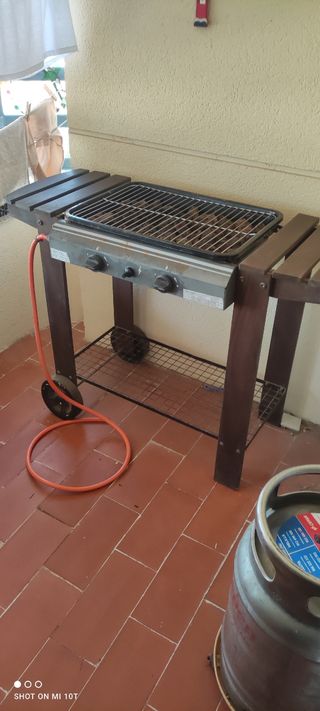 Barbacoa de 2 quemadores   Lleva piedras Volcánica