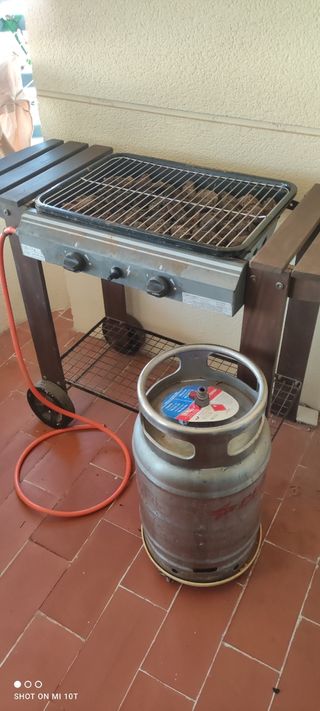 Barbacoa de 2 quemadores   Lleva piedras Volcánica