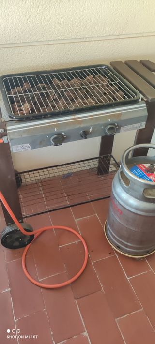 Barbacoa de 2 quemadores   Lleva piedras Volcánica