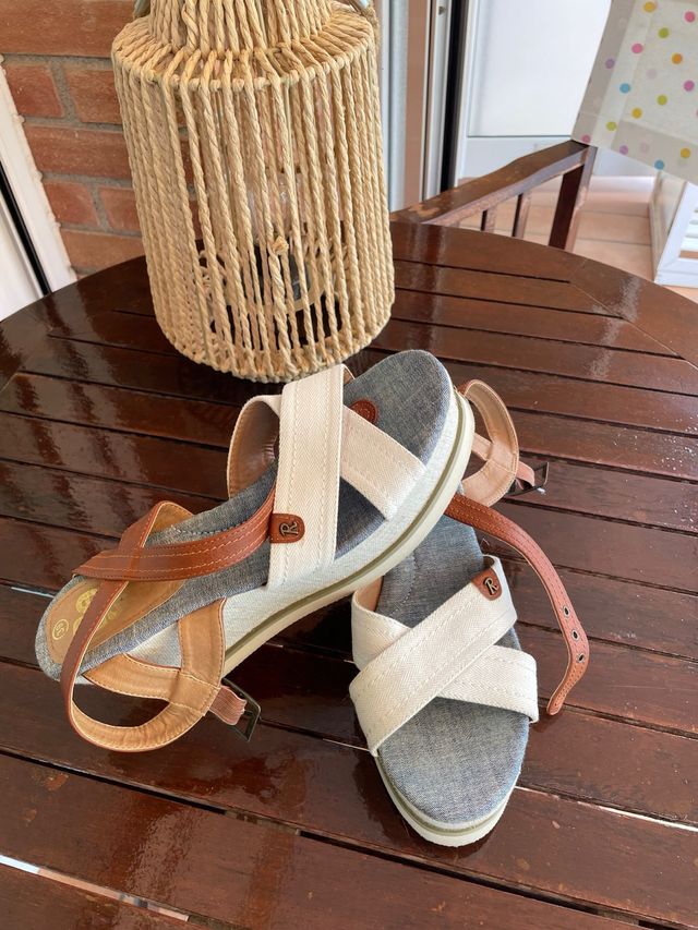 Sandalias plataforma blanco roto y azul