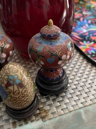 2 Jarrones Cloisonné + Huevo Chino