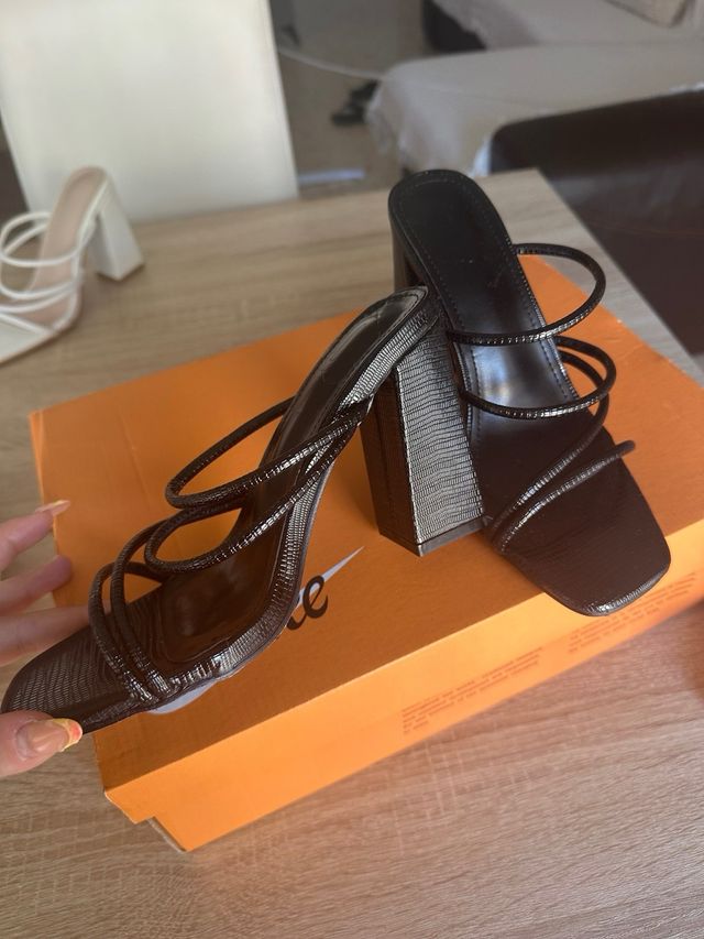 Tacones negros y blancos