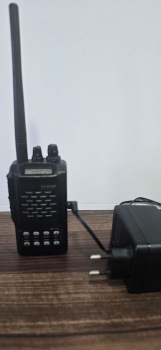 YAESU VX-110: Walkie Talkie