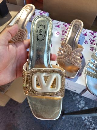 Chanclas doradas brillantes