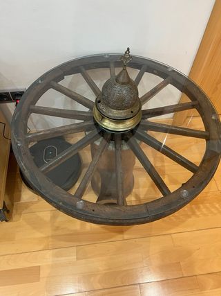 Mesa rústica con tapa de cristal