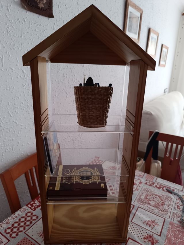 Expositor casita madera. 3 estantes
