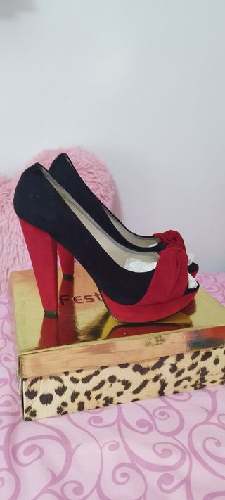 Zapatos tacón alto negros y rojos