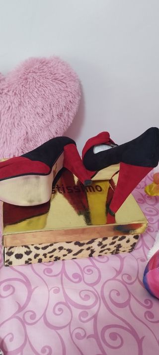 Zapatos tacón alto negros y rojos