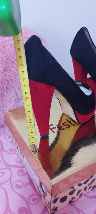 Zapatos tacón alto negros y rojos