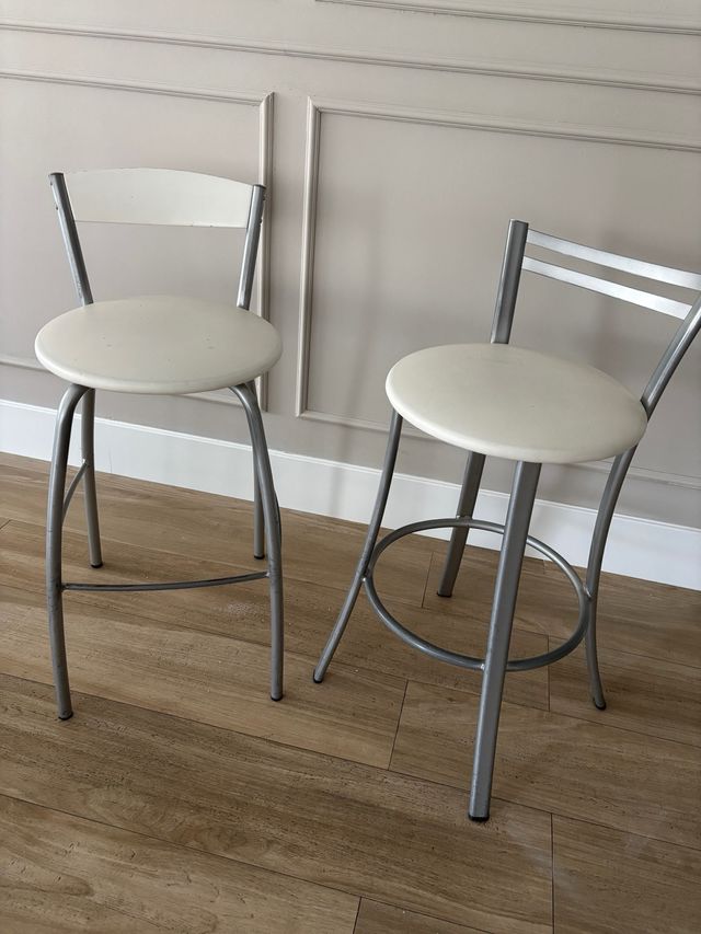 2 Taburetes Altos Metal Blanco-Plata