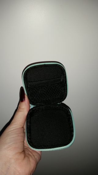Monedero pequeño para cascos de movil y mas