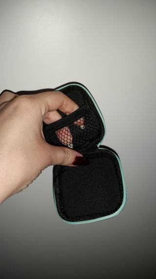 Monedero pequeño para cascos de movil y mas