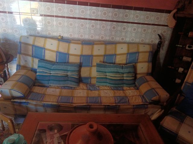 Divano letto beige e blu in vendita a Campanario