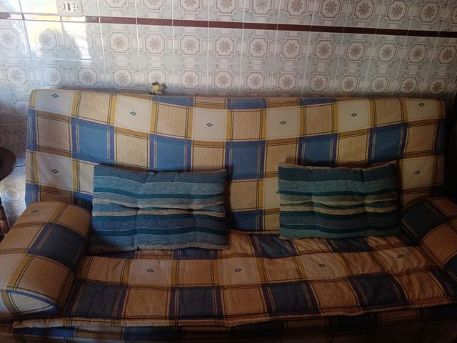 Divano letto beige e blu in vendita a Campanario