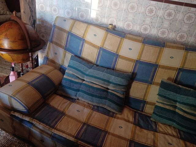 Divano letto beige e blu in vendita a Campanario