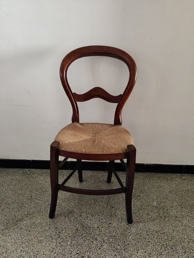 Silla antigua de madera y mimbre