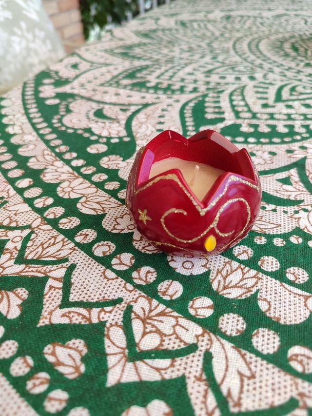 Vela aromática roja en portavelas