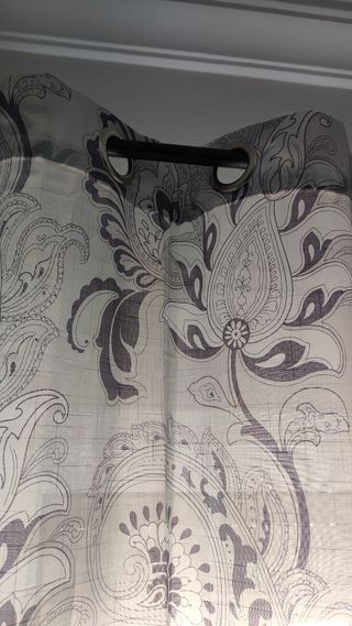 Cortinas estampadas morado y gris.