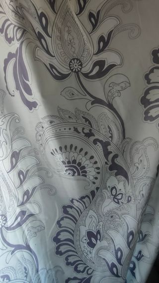 Cortinas estampadas morado y gris.