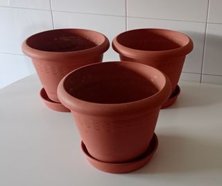 Tres macetas resistentes de buen material.