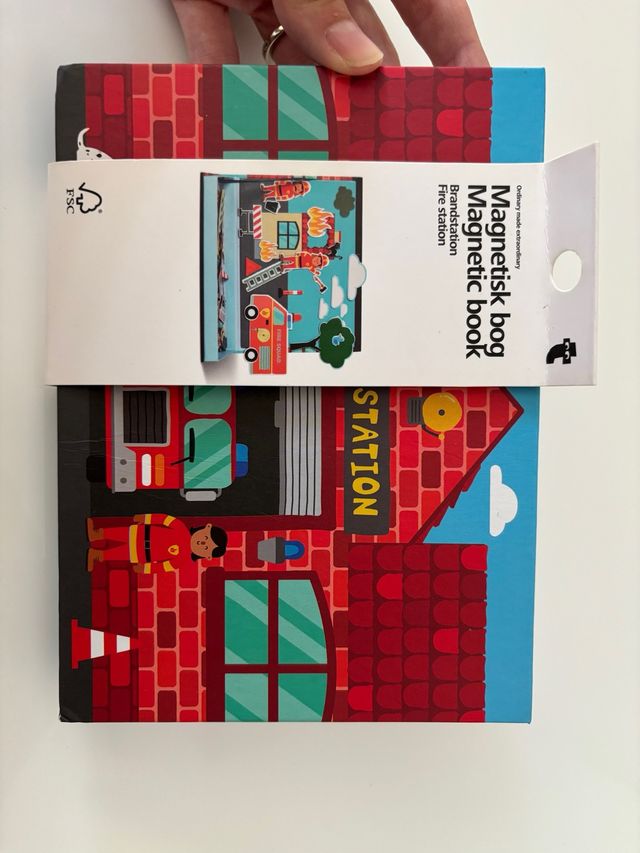 Libro magnético Bomberos + regalo globo emotico