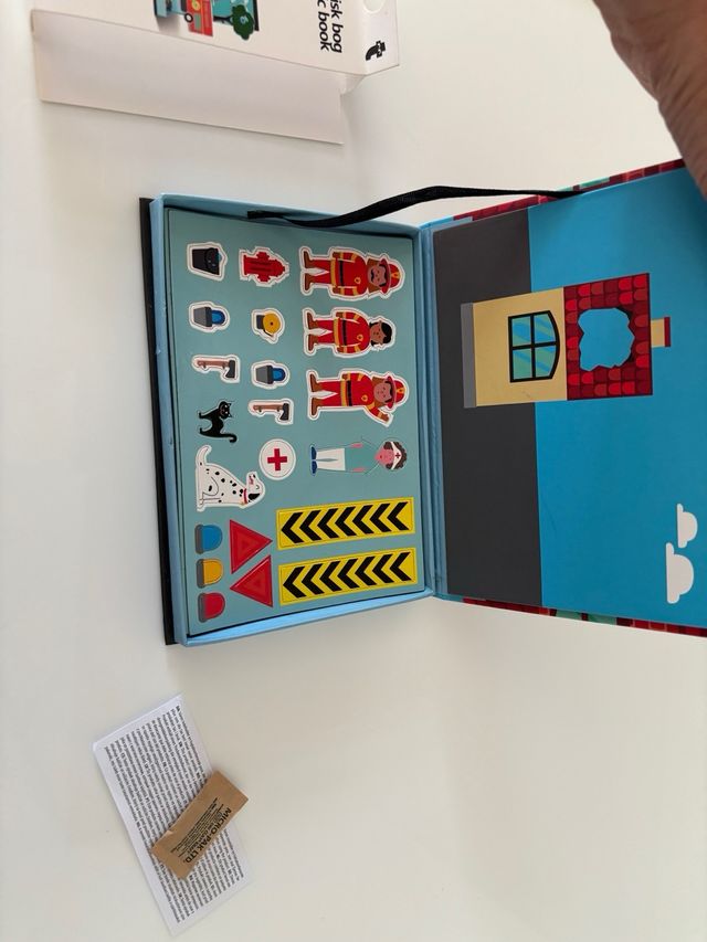 Libro magnético Bomberos + regalo globo emotico