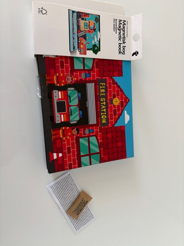 Libro magnético Bomberos + regalo globo emotico