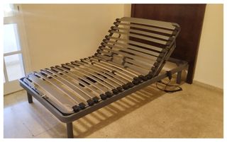 Letto e materasso articolati elettrici grigi. 