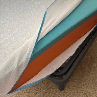 Cama articulada eléctrica gris y colchón.