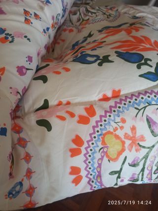 Colcha -Edredon.   multicolor preciosa.  Muy juven