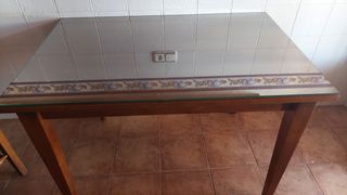 Mesa de cocina de madera y cristal