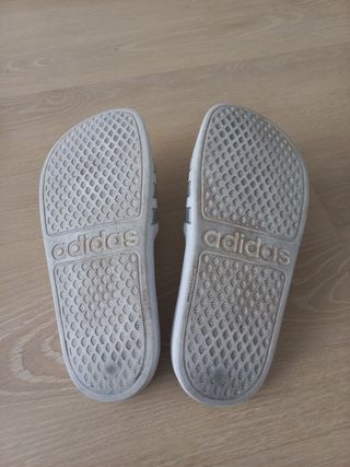 Chanclas Adidas blancas y plateadas - 37