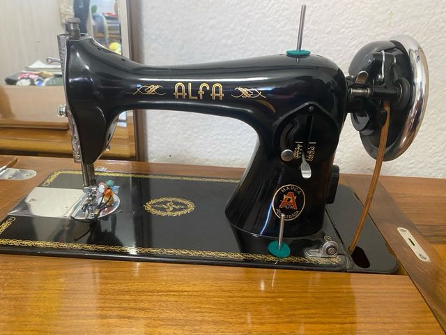 Máquina de Coser Alfa Antigua