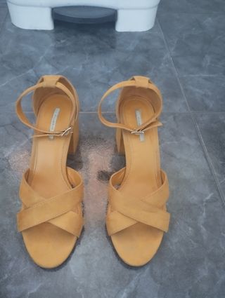 Sandalias tacón de color amarillo mostaza
