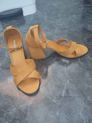 Sandalias tacón de color amarillo mostaza
