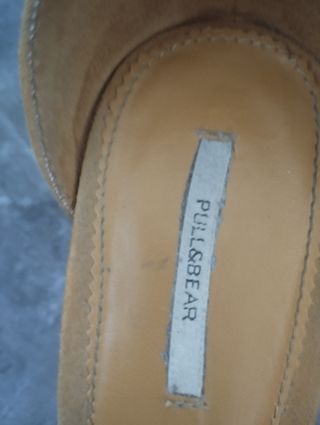 Sandalias tacón de color amarillo mostaza