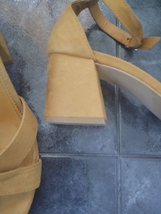 Sandalias tacón de color amarillo mostaza