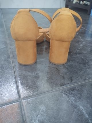 Sandalias tacón de color amarillo mostaza
