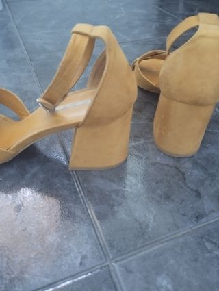 Sandalias tacón de color amarillo mostaza