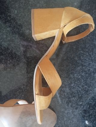 Sandalias tacón de color amarillo mostaza