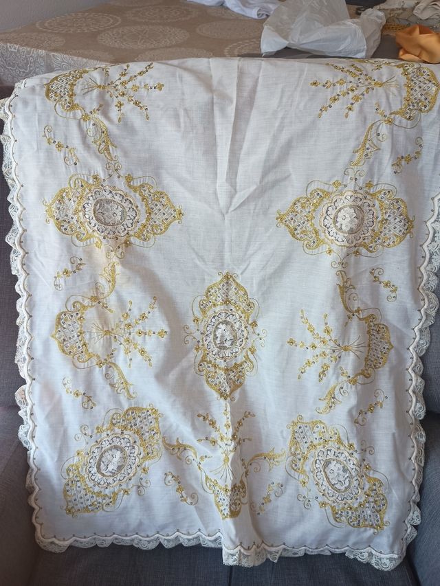 Manteletera bordada - Blanco/Dorado