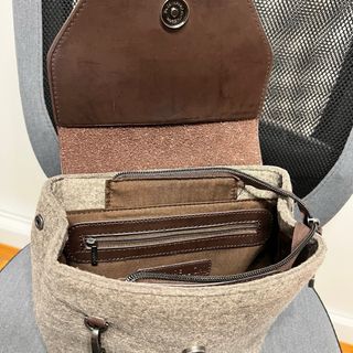 Mochila pequeña beige y marrón