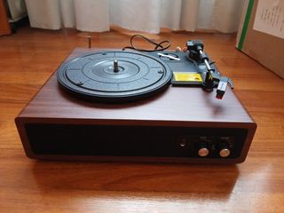 Tocadiscos de madera marrón