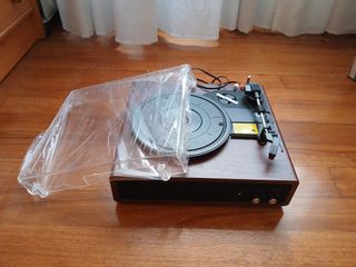 Tocadiscos de madera marrón