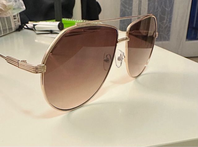 Occhiali da sole marroni con lente sfumata