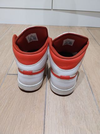 Zapatillas Jordan 1 Mid rojas 42.5